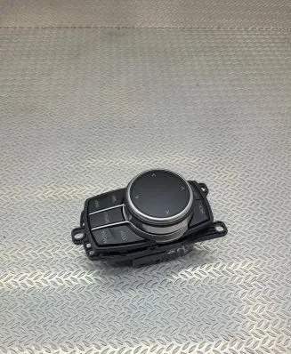 Head unit multimedia control