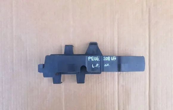 Peugeot 208 I Front bumper mounting bracket 9673872880