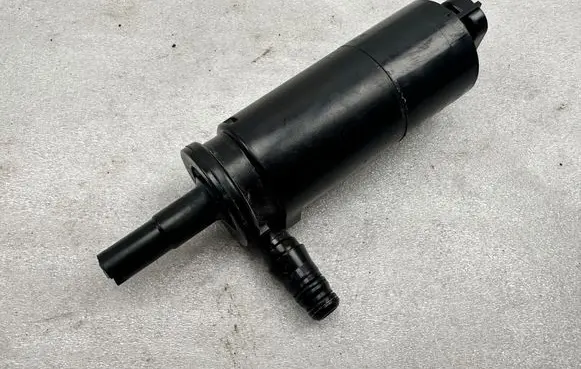 Maserati Quattroporte Headlight washer pump 71740944