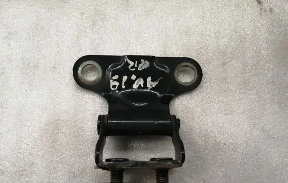 Toyota Avensis T250 Tailgate/trunk/boot hinge 6881005020