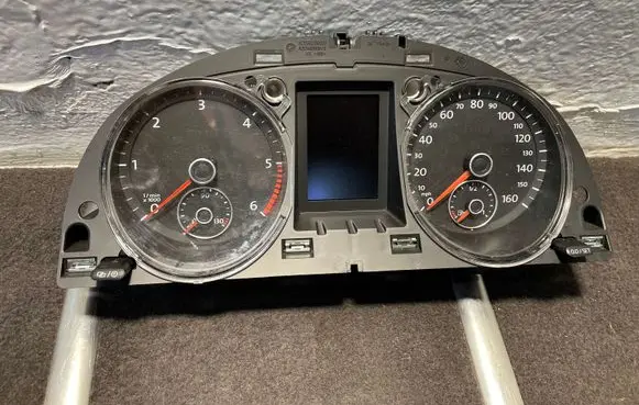 Volkswagen PASSAT B7 Speedometer (instrument cluster) A2C53238928