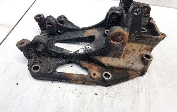 Engine mounting bracket