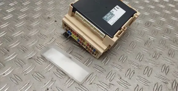 Toyota RAV 4 (XA40) Fuse module 8273042811 8922142300