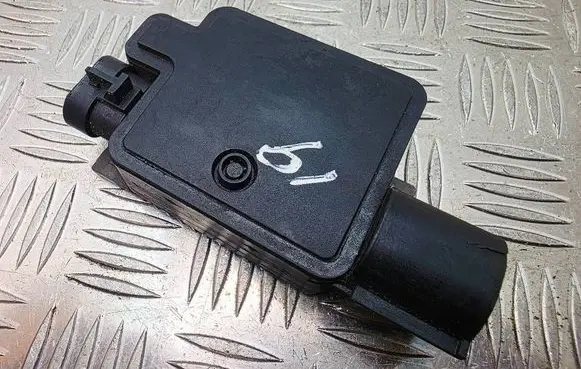 Volvo V40 Fan control module 940009302