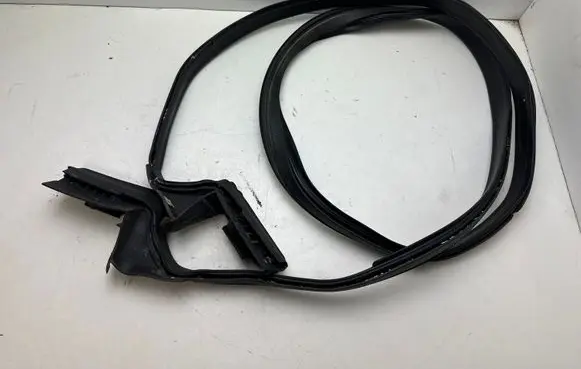 Audi A3 S3 8V Trunk rubber seal (body) 8V7825397