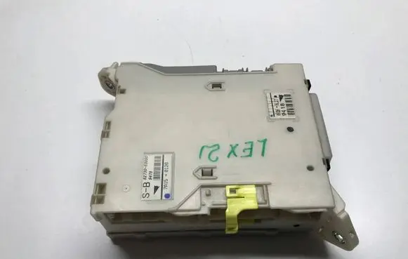 Lexus IS 220D-250-350 Fuse module 8273053050 8267253040 05356L27