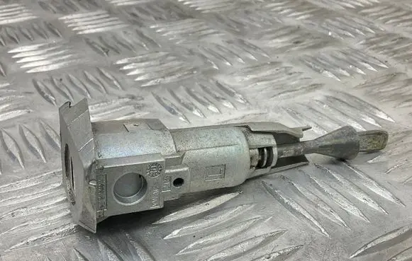 Volkswagen Touareg II Front door lock (next to the handle) 7P6837167