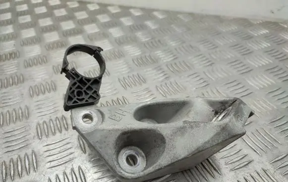 Toyota RAV 4 (XA50) Engine mounting bracket