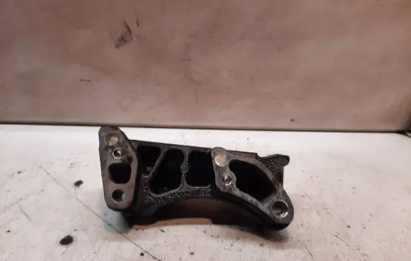 Citroen C4 I Engine mounting bracket 9645382880