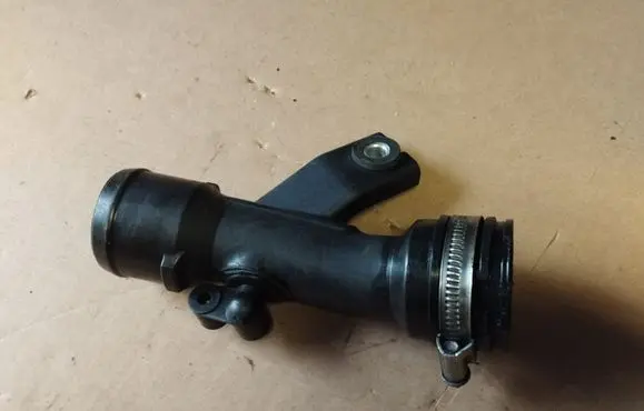 Engine coolant pipe/hose