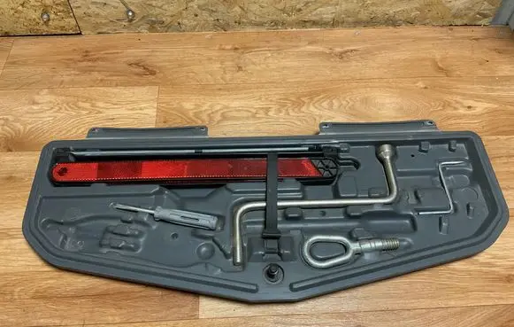 BMW 5 E39 Tool box 711111806810