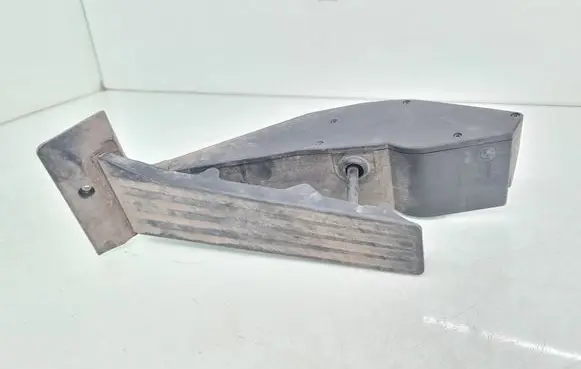 Accelerator throttle pedal