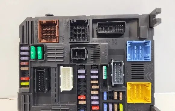 Peugeot 3008 II Fuse module 98198558001