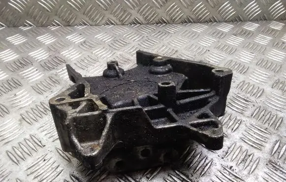 Opel Zafira B Engine mounting bracket 55192649