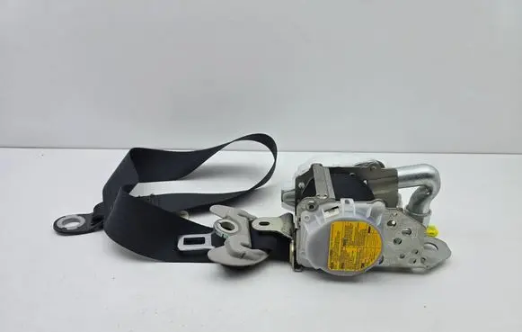 Toyota Prius (XW30) Front seatbelt 7W4570P 0538156 000764
