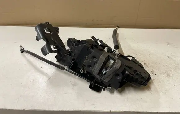 Jaguar XF X250 Front door lock 8X23203A29AE 962021104