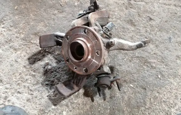 Volkswagen Golf V Front wheel hub