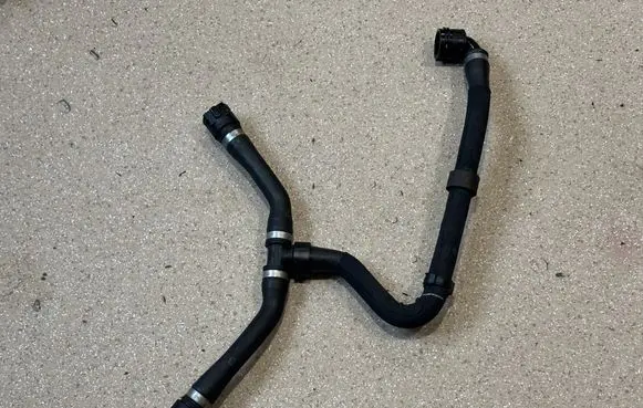 Engine coolant pipe/hose