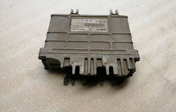 Volkswagen PASSAT B4 Engine control unit/module 1H0907311P 26SA3609 0261203707