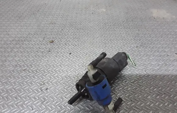 Volkswagen PASSAT B6 Windscreen/windshield washer pump