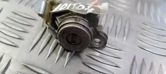 Toyota Previa (XR30, XR40) II Front door lock (next to the handle) 