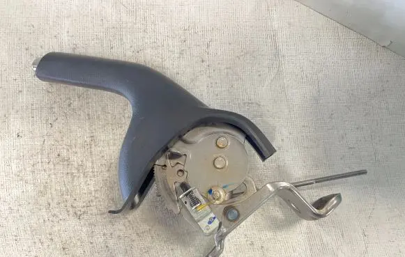 Suzuki Grand Vitara II Hand brake release handle 