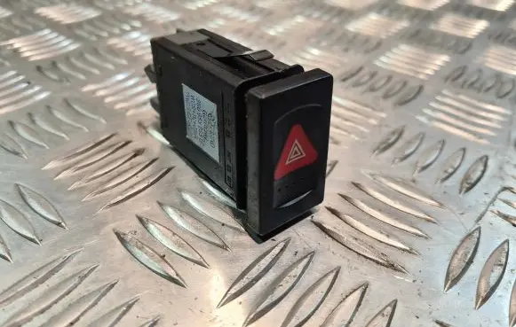 Volkswagen PASSAT B5 Hazard light switch 3B0953235D