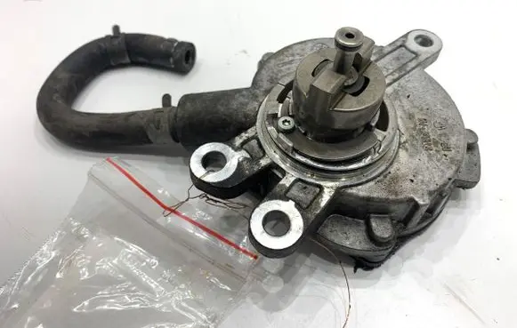 Toyota Avensis T270 Vacuum pump ST567M1