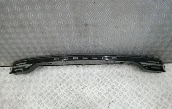 Porsche Cayenne (9Y0 9Y3) Rear light center trim bar blend 9Y0945081D T9Y0081