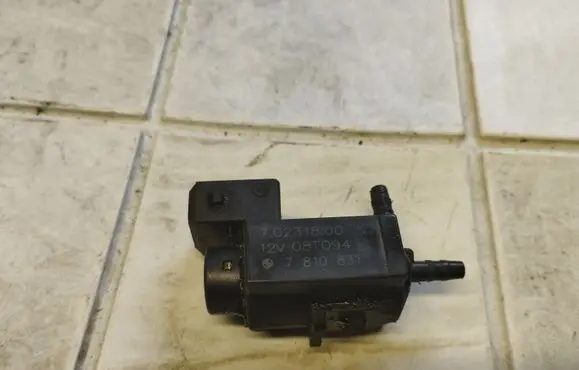 BMW X6 E71 Vacuum valve 70231800
