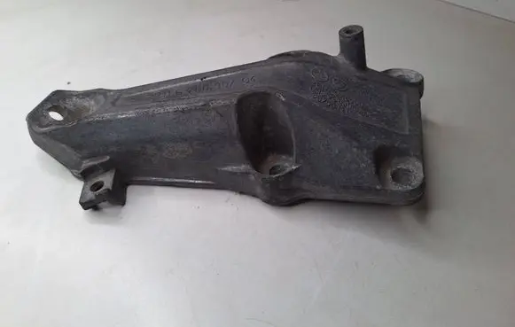 BMW 3 E90 E91 Engine mounting bracket 6760307