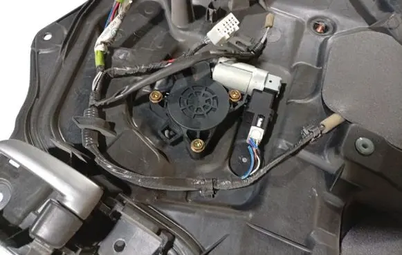 Mazda 3 I Rear door window regulator motor 