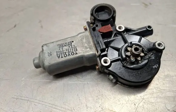 Toyota RAV 4 (XA20) Front door window regulator motor 8571042070 2621000940