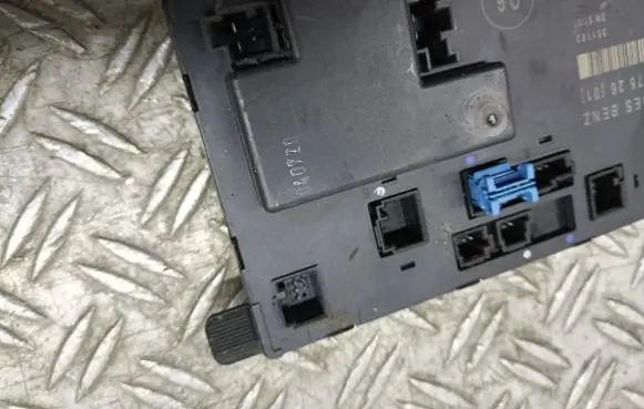 Mercedes-Benz E W211 Door control unit/module 2118207526