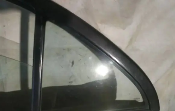 Toyota Avensis T250 Rear vent window glass 
