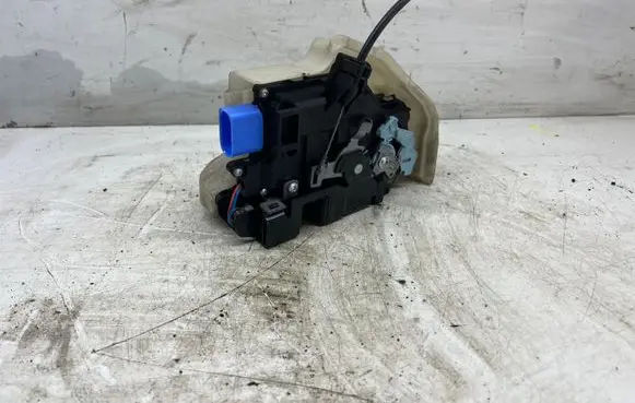 Volkswagen Golf Plus Front door lock PA6630FV