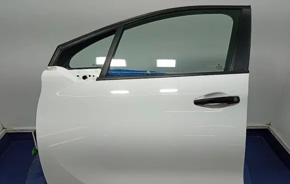 Peugeot 208 I Front door 