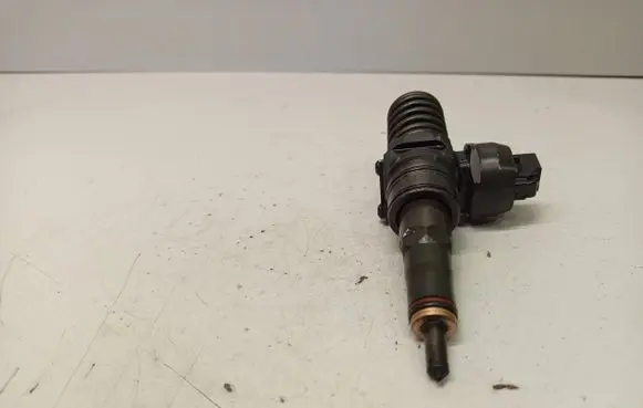 Volkswagen Golf IV Fuel injector 038130073AG