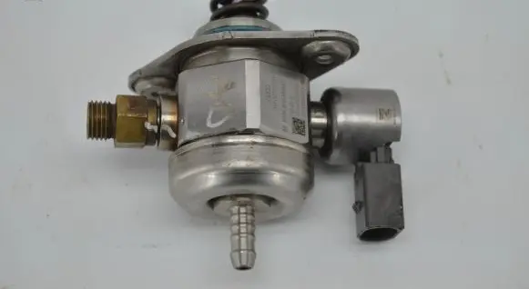 Audi A4 S4 B8 8K Fuel injection high pressure pump 06H127025K