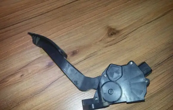 Subaru Impreza III Accelerator throttle pedal 36010ag140 198800-7120