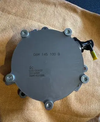 Volkswagen PASSAT B8 Vacuum pump 06M145100Q
