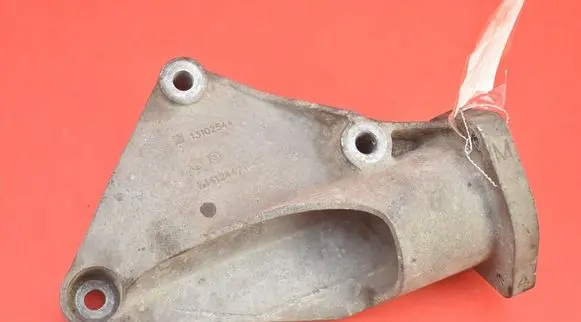 Engine mount vacuum valve
