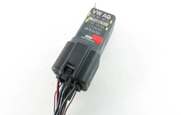 Volkswagen Golf V Glow plug pre-heat relay 0522120504 038907281D