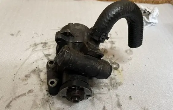 Mercedes-Benz E W210 Power steering pump 0024669201