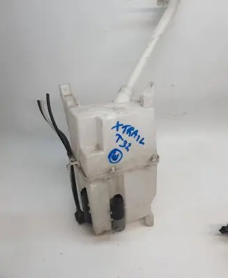 Nissan X-Trail T32 Windshield washer fluid reservoir/tank 