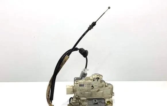 Volkswagen PASSAT B7 Front door lock 3C1837015A