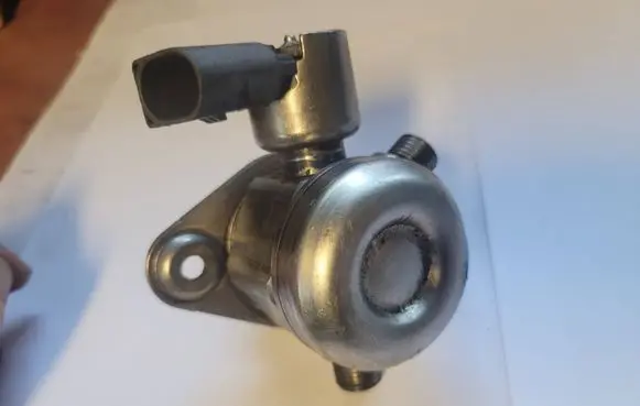 BMW 5 F10 F11 Fuel injection high pressure pump 13517595339 0127633 0261520068