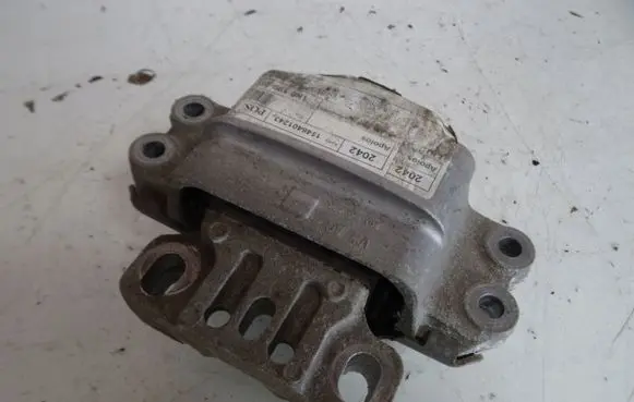 Volkswagen Scirocco Engine mount bracket 1K0199555