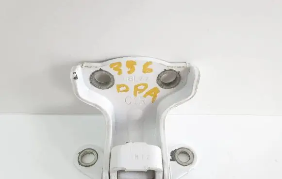 Chevrolet Captiva Front door lower hinge 08L27