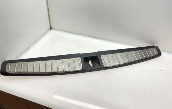 Trunk/boot sill cover protection